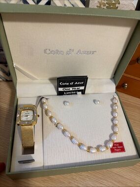Brand new Gold & White Freshwater Pearl Necklace
